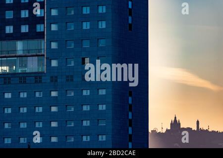 Barcelona, Spanien. Februar 2020. Sonnenuntergang vom Diagonal Mar Viertel und der Burg Tibidabo auf dem Collserola Hügel im Hintergrund Stockfoto