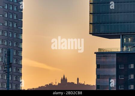 Barcelona, Spanien. Februar 2020. Sonnenuntergang vom Diagonal Mar Viertel und der Burg Tibidabo auf dem Collserola Hügel im Hintergrund Stockfoto