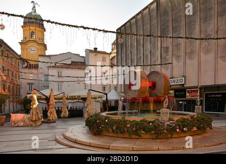 Rijeka, Kroatien - 25. Dezember 2019.Trg Ivana Koblera in Rijeka, Bezirk Primorje-Gorski Kotar, Kroatien. Es ist der Weihnachtstag und es ist verlassen Stockfoto