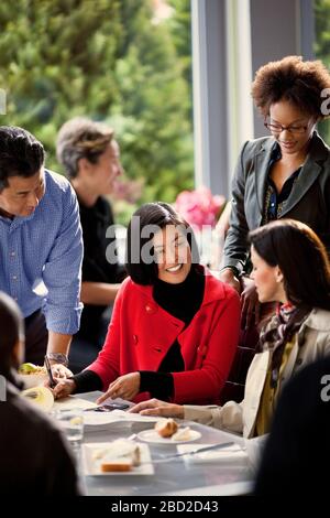 Gerne Kollegen diskutieren über Mittagessen in einem Restaurant. Stockfoto