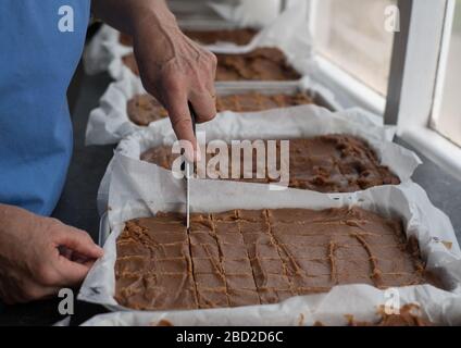 Kris Taylor macht Fudge auf der Veronica Farm auf Bryher, Isles of Scilly Stockfoto