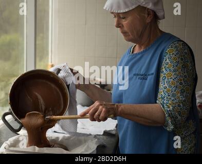 Kris Taylor macht Fudge auf der Veronica Farm auf Bryher, Isles of Scilly Stockfoto