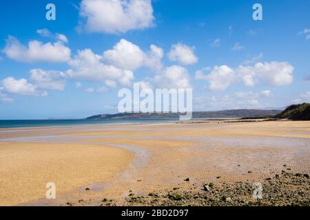 Große Weite des ruhigen Strandes während der Covid-19-Sperrung an sonnigen Tagen im April 2020. Benllech Anglesey Wales UK Stockfoto