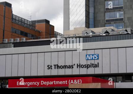 London, Großbritannien. April 2020. Außerhalb des St. Thomas' Hospital in Westminster während der Coronavirus Pandemie. (Foto von Sam Mellish / Alamy Live News) Stockfoto