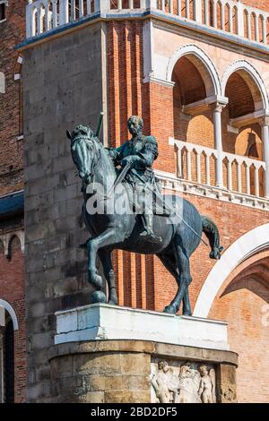 Die Reiterstatue von Gattamelata ist eine Skulptur des italienischen Frührenaissancekünstlers Donatello aus dem Jahr 1453 auf der Piazza del Santo in Stockfoto