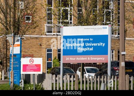 Eintrittsschild für das Southend University Hospital während der Sperrzeit der Coronavirus Pandemie COVID-19. Willkommensschild. Unfall Und Notfall Stockfoto