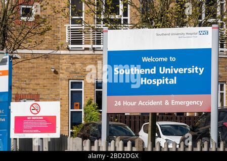 Eintrittsschild für das Southend University Hospital während der Sperrzeit der Coronavirus Pandemie COVID-19. Willkommensschild. Unfall Und Notfall Stockfoto