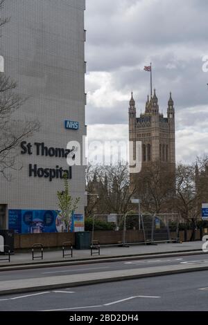 London, Großbritannien. April 2020. Außerhalb des St. Thomas' Hospital in Westminster während der Coronavirus Pandemie. (Foto von Sam Mellish / Alamy Live News) Stockfoto