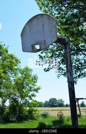 Sehr alter vergangener Basketballkorb, der auseinanderfällt Stockfoto