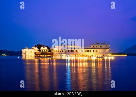 Palast des Palastes am Pichola-See im Zwielicht, Udaipur, Rajasthan, Indien Stockfoto