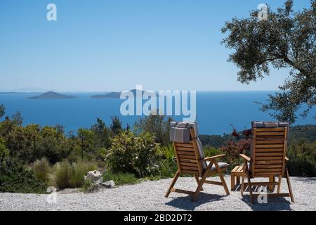 Blick über die Gärten der Infinity 180 Luxury Suites auf Alonissos, in Griechenlands Nordsporaden, mit Blick auf die zwei Brothers Inseln Stockfoto