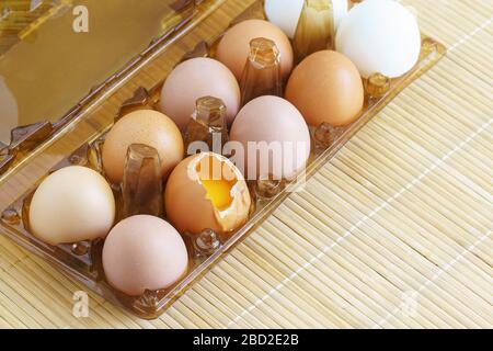 Ein gebrochenes Hühnerei in einem Plastikbeutel. Sichtbares Eigelb. Zerbrechliches Produkt Stockfoto