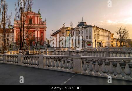 Dreifache Brücken und franziskanische Kirche, beleuchtet von Morgenlicht, Laibach, Slowenien Stockfoto