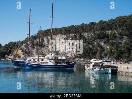 Gorgona Holzkaique wurde für die Tour durch den National Marine Park vor der griechischen Insel Alonissos, berühmt für seine mediterranen Mönchsrobben Stockfoto