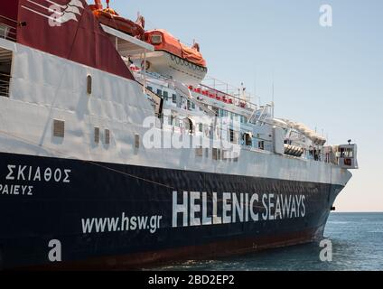 Griechische Fähre, die Passagiere von den Inseln Alonissos und Skiathos nach Volos auf der Halbinsel Pelion transportiert Stockfoto
