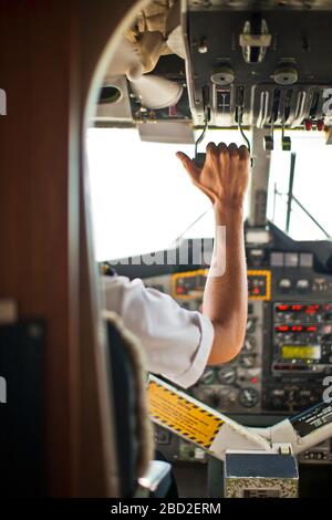 Zieht ein Pilot im Cockpit eines Flugzeugs. Stockfoto