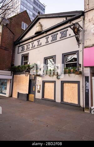 In Nottingham City, das während der Covid-19-Krise im April 2020 gefangen genommen wurde, ist das Bell Inn in Nottingham City eingestiegen, in Nottinghamshire England UK Stockfoto