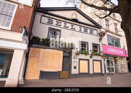 In Nottingham City, das während der Covid-19-Krise im April 2020 gefangen genommen wurde, ist das Bell Inn in Nottingham City eingestiegen, in Nottinghamshire England UK Stockfoto