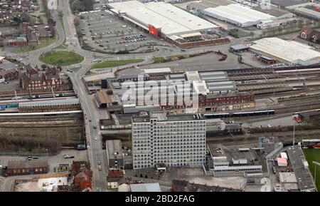 Luftaufnahme des Bahnhofs Crewe mit dem im Vordergrund stehenden Bahnhaus und B&Q im Hintergrund Stockfoto