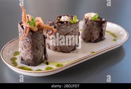Carob Mehl Meeresfrüchte Wraps in Six Keys Restaurant auf der griechischen Halbinsel Pelion Stockfoto