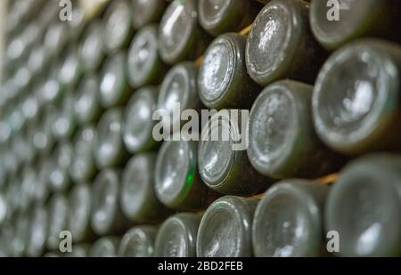 Hintergrund der Weinflasche. Alte Weinflaschen in einem Weinkeller. Stockfoto