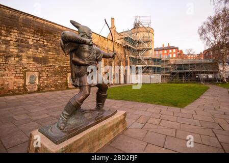 Robin Hood Statue bei Sonnenaufgang in Nottingham City, während der Covid-19-Krise im April 2020, Nottinghamshire England UK, gefangen genommen Stockfoto