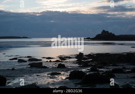Sonnenuntergang über der Insel Annett vom Strand Periglis auf St Agnes, Scilly-Inseln Stockfoto