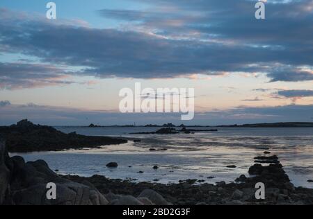 Sonnenuntergang über Annett, Western Rocks und Bishop Rock Leuchtturm, von Troytown Farm auf St Agnes, Inseln von Scilly Stockfoto