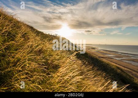 Blick über den Strand von Saltburn, Blick nach Norden Richtung Redcar von der oberen Promenade bei Sonnenuntergang. Saltburn am Meer, North Yorkshire, England. GROSSBRITANNIEN Stockfoto