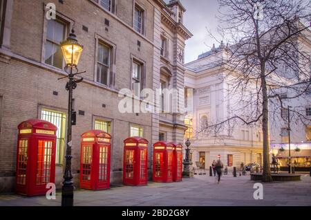 Rote Telefonzellen am Royal Opera House, Covent Garden, London UK Stockfoto