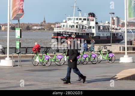 Menschen am Hafen von Liverpool, mit Mersey Fähre 'Royal Iris' im Hintergrund. Stockfoto