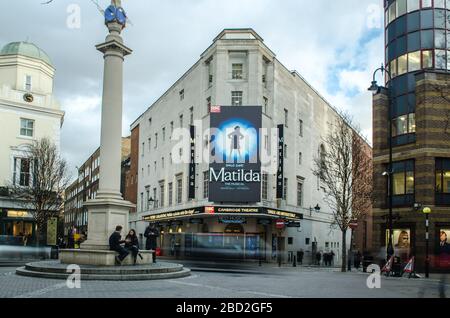 LONDON - das Cambridge Theatre in Severn Dials im Londoner West End zeigt Matilda das Musical Stockfoto