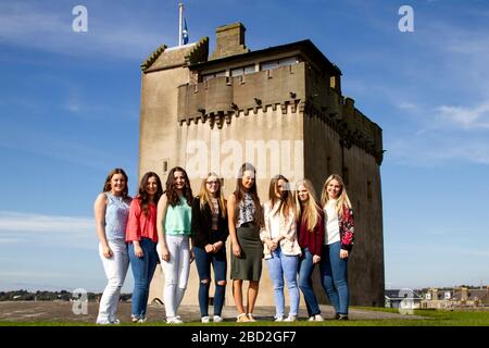 Eine Gruppe junger Mädchen, die an einem sonnigen Tag in Dundee, Großbritannien, einen unterhaltsamen Tag im Broughty Ferry Castle verbringen Stockfoto