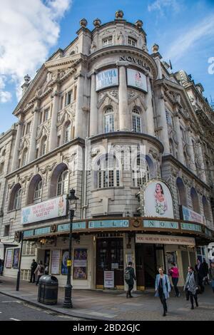 London - Novello-Theater im Londoner West End, ein denkmalgeschütztes Gebäude, das die beliebte Mama Mia Produktion zeigt Stockfoto