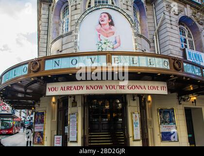 London - Novello-Theater im Londoner West End, ein denkmalgeschütztes Gebäude, das die beliebte Mama Mia Produktion zeigt Stockfoto