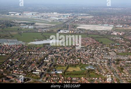 Luftaufnahme von Heald Green mit Blick auf den Flughafen Manchester in Richtung Westen Stockfoto