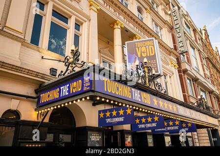 LONDON - FEBRUAR 2020: Berühren der Void-Theateradaption, die im Theater "Duke of Yorks" im Londoner West End gezeigt wird. Stockfoto