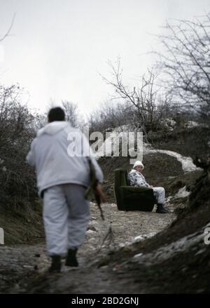 Januar 1994 während des Krieges in Zentralbosnien: Soldaten der Rama Brigade der HVO entspannen sich nach der Schlacht im bosnisch-muslimischen Dorf hier, das zwei Tage zuvor gefangen genommen wurde. Stockfoto