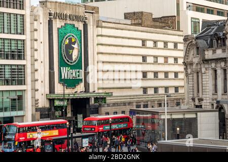 LONDON-: Das Apollo Victoria Theatre mit der lang laufenden Show "Wicked", die sich vor der Victoria Station befindet Stockfoto