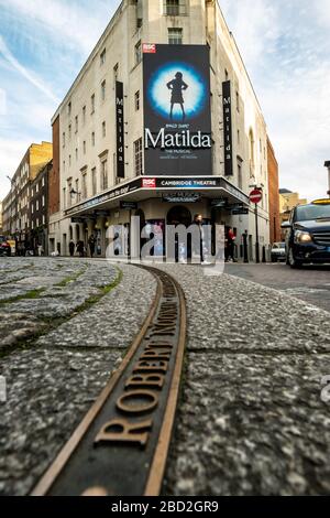 LONDON - das Cambridge Theatre in Severn Dials im Londoner West End zeigt Matilda das Musical Stockfoto