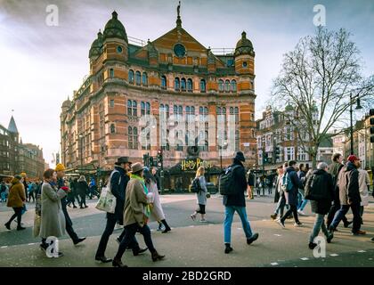 LONDON - FEBRUAR 2020: Menschenmassen, die vor dem Palace Theatre im Londoner West End spazieren und Harry Potter und das verfluchte Kind zeigen Stockfoto