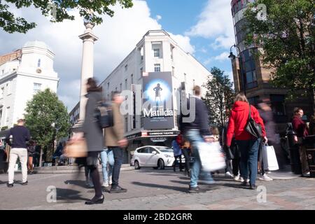 LONDON - das Cambridge Theatre in Severn Dials im Londoner West End zeigt Matilda das Musical Stockfoto