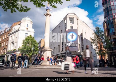 LONDON - das Cambridge Theatre in Severn Dials im Londoner West End zeigt Matilda das Musical Stockfoto