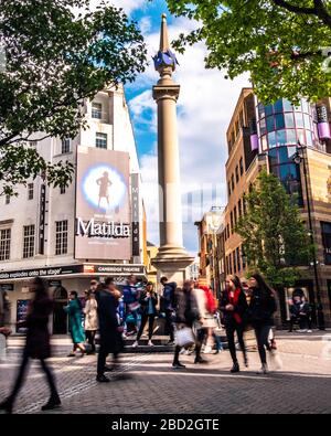 LONDON - das Cambridge Theatre in Severn Dials im Londoner West End zeigt Matilda das Musical Stockfoto