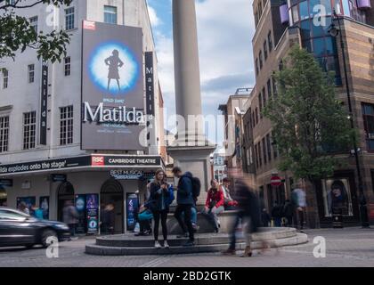 LONDON - das Cambridge Theatre in Severn Dials im Londoner West End zeigt Matilda das Musical Stockfoto