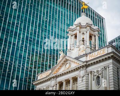 LONDON - das Victoria Palace Theater - Blick nach oben mit den Glasbüros im Hintergrund Stockfoto