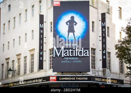 LONDON - das Cambridge Theatre in Severn Dials im Londoner West End zeigt Matilda das Musical Stockfoto