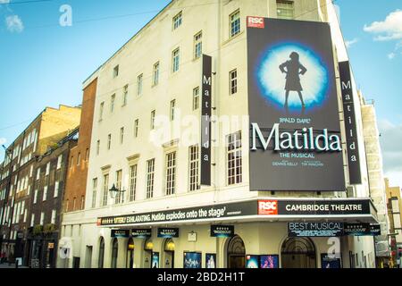 LONDON - das Cambridge Theatre in Severn Dials im Londoner West End zeigt Matilda das Musical Stockfoto