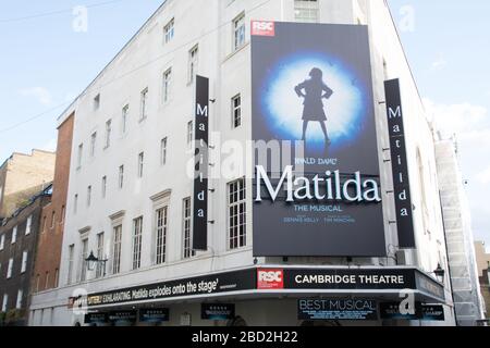 LONDON - das Cambridge Theatre in Severn Dials im Londoner West End zeigt Matilda das Musical Stockfoto