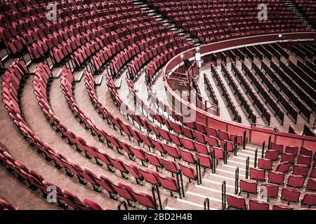 Reihen von Theatersitzen ohne Personen Stockfoto